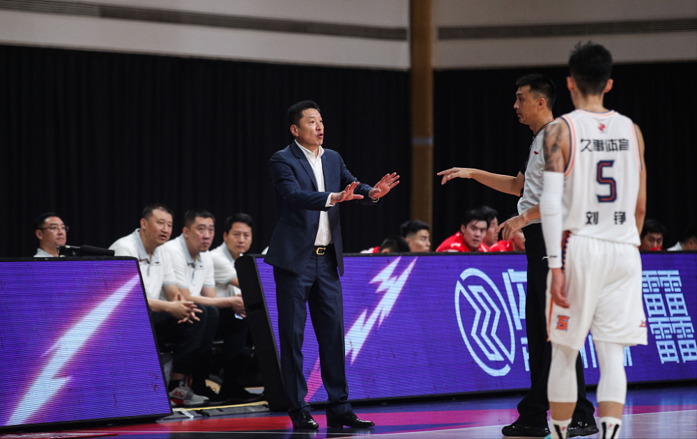 爱游戏APP-门兴格拉德巴赫迎CBA常规赛关键赛，冲刺阶段主帅复盘，球迷炸锅，临场指挥获称赞的简单介绍